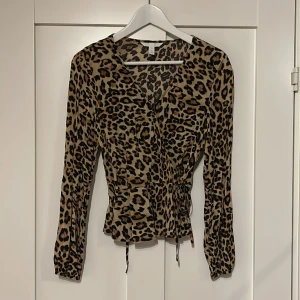 Blus - Wrap around blus i leopardmönster. Använd fåtal gånger💕