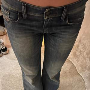 Coola vintage diesel jeans med lågmidja och lätt utsvängda ben.   Mått:  Midja: 40 cm  Ytterbenslängd: 97 cm  Innerbenslängd: 74 cm  Gren: 20 cm 