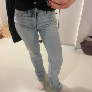 Ljusblå zara jeans, knappt använda fint skick! Storlek 34 är 165cm och dom är rätt långa på mig☺️midwaist