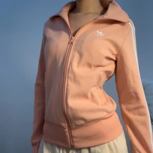 Rosa adidas kofta - Perfekt rosa träningströja 🎀 nypris: 569kr. Kontakta vid fungeringar 💗