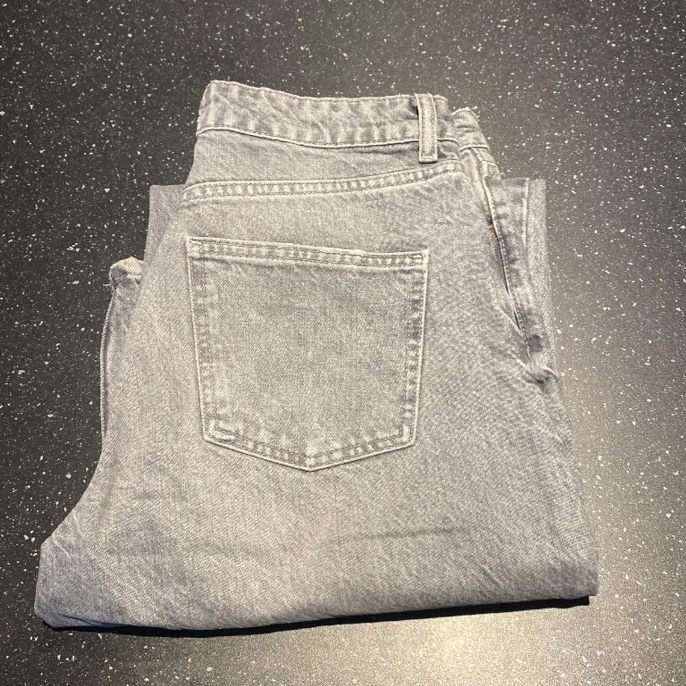 Midrise ljusgrå baggy jeans. Aldrig använda - fint skick.. Jeans & Byxor.