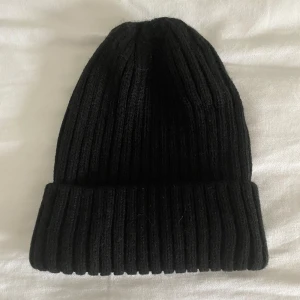 Mössa ifrån even&odd - Säljer denna mössa ifrån even&odd använd några gånger, den är i mycket bra skick💓 säljs för 40kr