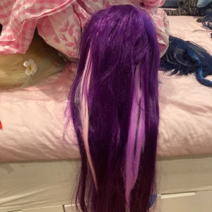 Lila peruk  - Lång lila peruk med rosa slingor 