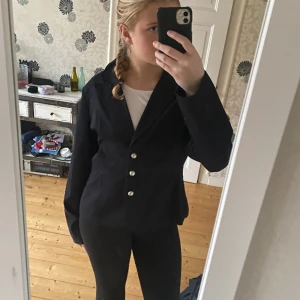 As snygg Jeans jacka vintage🌟 - Jeans jacka. jag tycker den är AS snygg och cool men den är lite för stor för mig och jag kan inte se vart jag skulle kunna bära den🩷. Strl L men skulle säga att den passar M och kanske S beroende på bygel strl🌟🙌🏼.