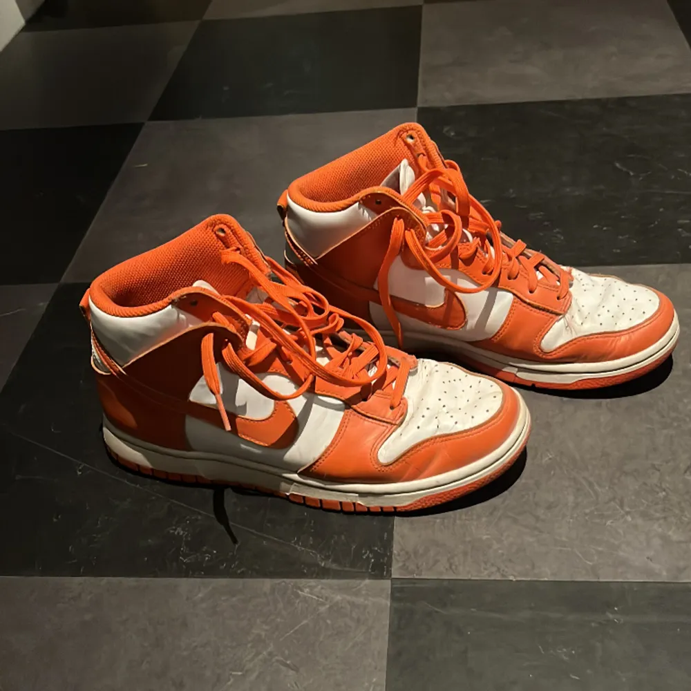 Riktigt fina Nike Dunk Syracuse i ca 6/10 skick. Ordinarie pris: 2600kr. Skor.