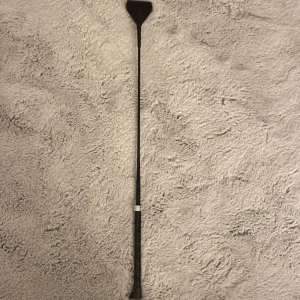 Häst spö - Ett helt ganska så nytt häst spö säljer för att ja har slutat på ridning och vill gärna sälja lite häst saker det är lite söndrigt där man håller på slutet sen annars är det jätte fin,