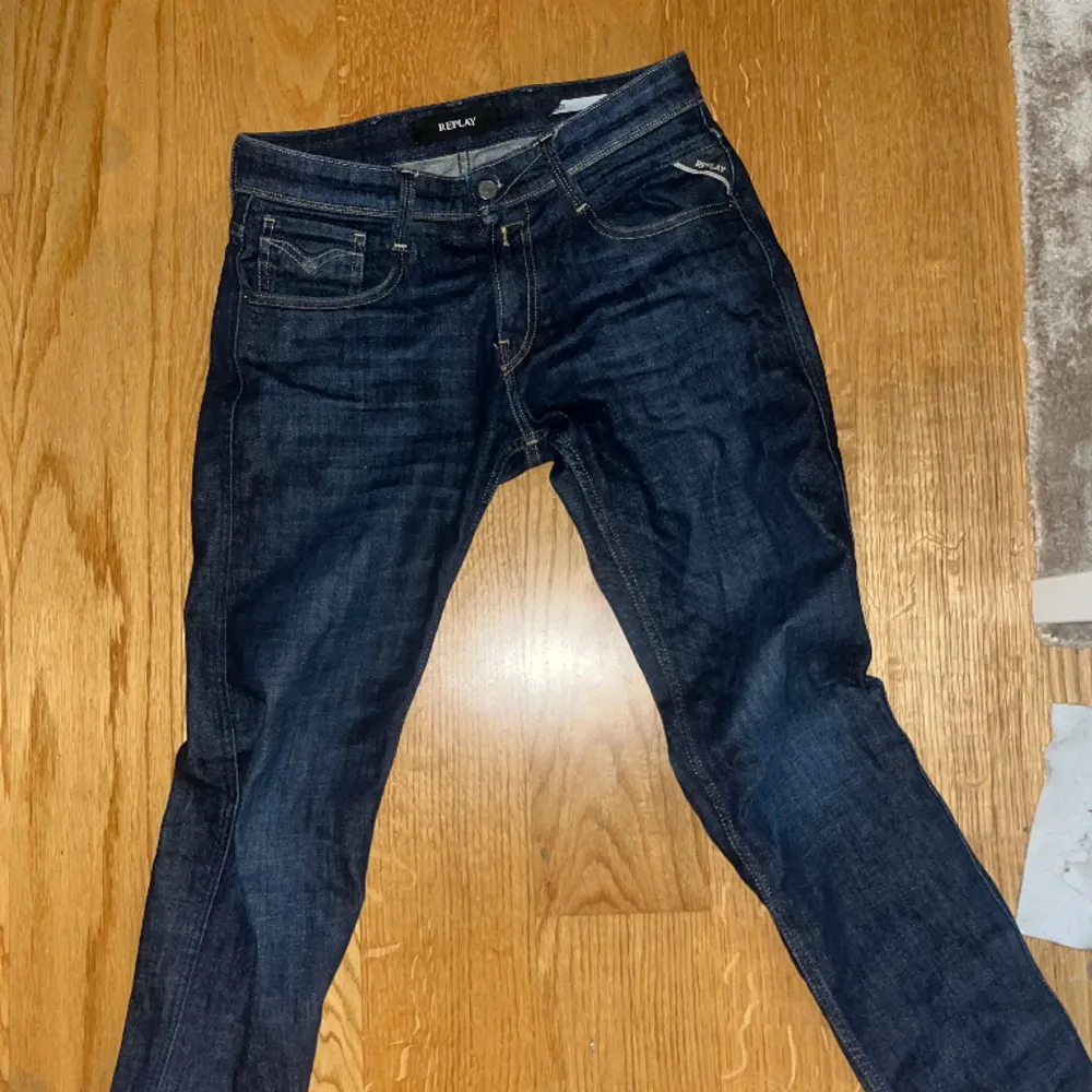 Tjena säljer ett par feta replay jeans i storleken 28:34. Väldigt bra skick pris kan diskuteras vid snabb affär!. Jeans & Byxor.