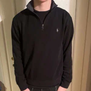 Halfzip Ralph lauren  - Säljer min Ralph lauren zip i storlek S . Den har inga defekter, den är sparsamt använd. Passar bra till alla årstider. Skriv ifall ni har några frågor så är det bara att dma. Modellen är 180, Först till kvarn😊