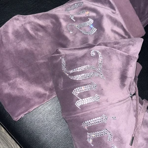 Juicy Couture set - Mörk lila juicy set storlek xs, nyskick, knappt använt. Alla diamanter kvar och inga andra skavanker! 
