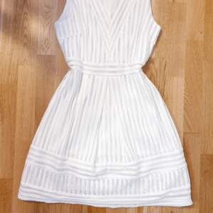 🤍 En vacker och unik klänning från H&M   🤍 Dragkedja på baksidan, v-ringad. Maskinbroderat mönster.   🤍 Blev aldrig använd, så säljer därför vidare den! Storlek 38/M 