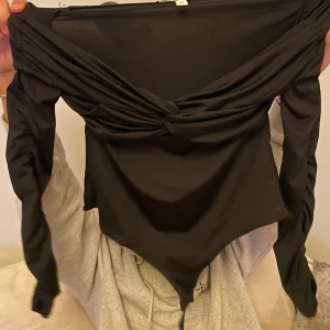 Festtopp  - Slutsåld HM blus/ Festtopp! Aldrig använd!  Säljer för 149