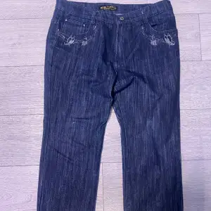 Säljer ett par jeans som är lite randiga och mörkblåa. Nypris vet ej. 💕