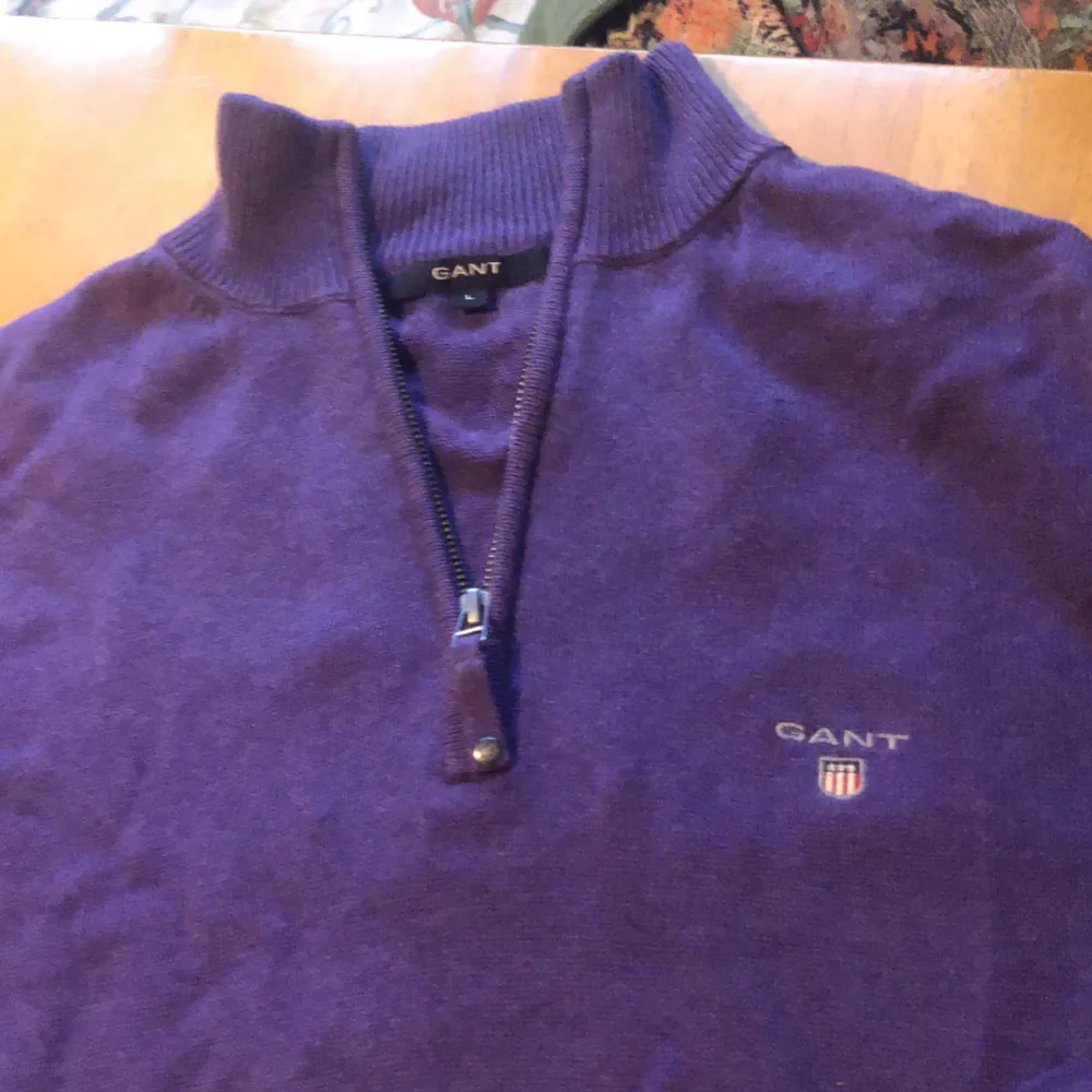 Säljer en lila gant halfzip. Är storlek L men passar mer som M. Jättebra skick typ som ny.. Neuletakit & Villapaidat.