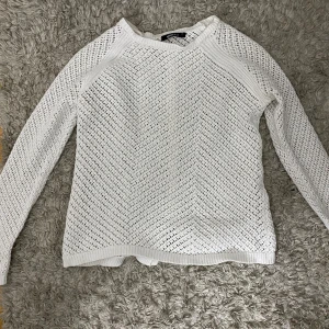 Stickad tröja - Jätte fin stickad tröja med slits där bak som man kan se på bild 2