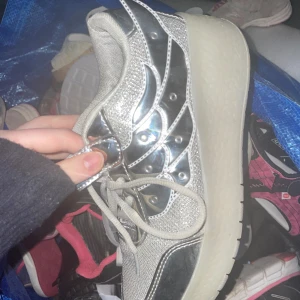 Skitsnygga glittriga skor - Intressekoll på dessa supersnygga skor med hjul!!🪩dom ska även kunna blinka men jag är osäker på om de funkar, storlek 36 men skulle säga att dom passar 37,38💗är lite osäker på om jag vill sälja men skriv om du har nåt bud/frågor, skriv innan köp!!💗🪩