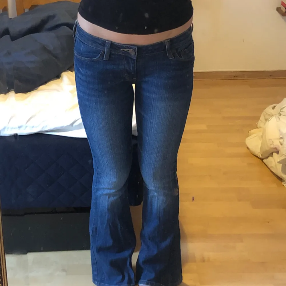 Så snygga lågmidjade bootcut jeans! Köpta second hand men är i fint skick! Midja: 75cm + strech, innerben: 75cm. Jeans & Byxor.
