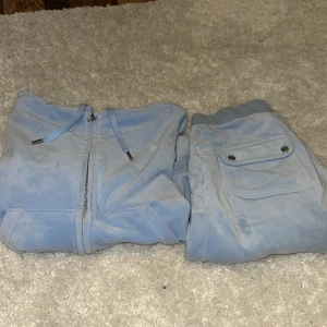 Juicy set - Säljer mitt superfina juicy set💗tröjan är använd kanske 3 gånger så har inga defekter och är supermjuk, byxorna är använda ganska mycket så materialet är inte lika mjukt men det är fortfarande mjukt liksom💗skriv för fler bilder💗