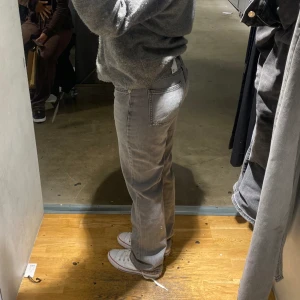 low waist jeans - säljer ett par skit snygga low waist jeans från lager 157 i storlek S. Endast testade me lappen kvar💕 Nypris 400