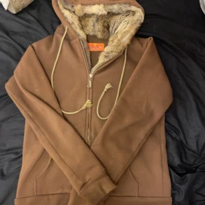 JUICY COUTURE HUDDIE - Skit mysig juicy couture huddie i bra skick med äkta päls, pälsen går även att ta av 