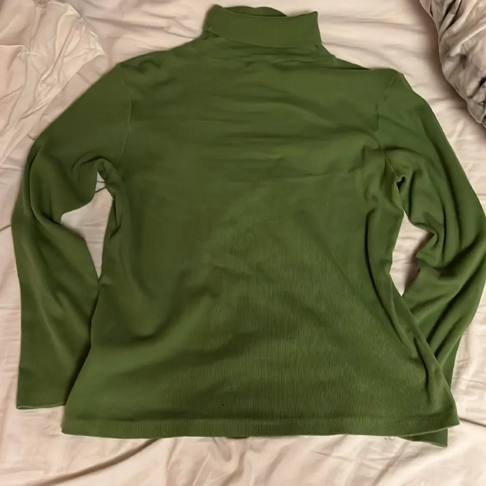 Jättefin grön polotröja från åhlens💕 det står XL men den passar perfekt på mig som vanligtvis har S i kläder!. Tröjor & Koftor.