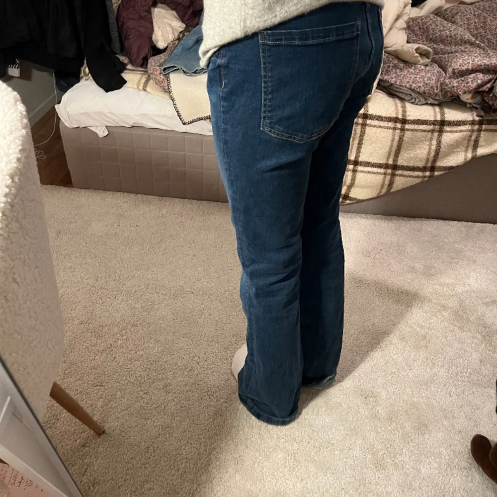 Säljer ett par mörkblå bootcut jeans som inte kommer till användning 💕är mid waist men man kan vika ner dom så dom blir low waist . Jeans & Byxor.