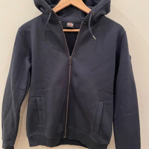 Colmar Zip Hoodie - Colmar zip hoodie i storleken 14y 166cm. Mycket bra skick, Använd 5 gånger. Färg blå. Nypris 1600kr