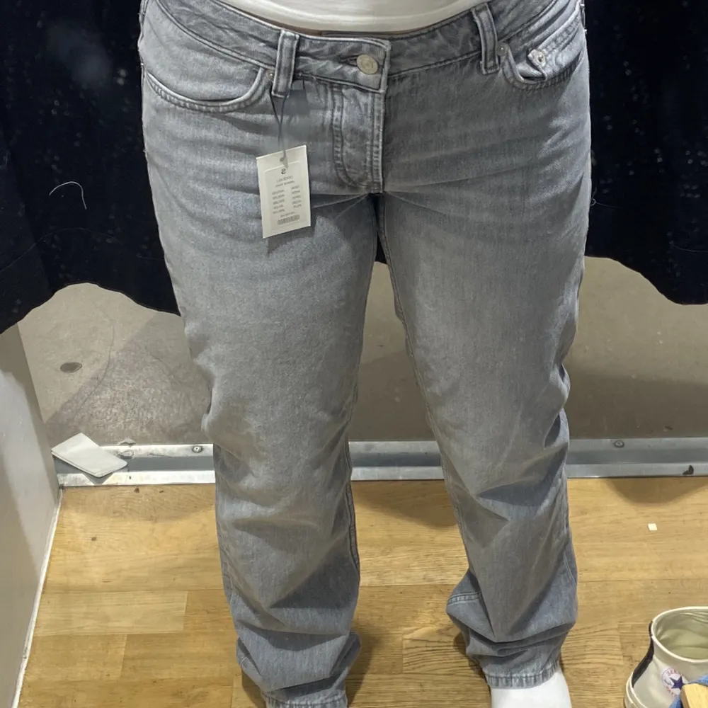 Säljer dessa jeans från lager 157 då de tyvärr inte kommer till användning. Modellen heter Icon med låg midja och raka ben🩷. Jeans & Byxor.