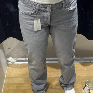 Säljer dessa jeans från lager 157 då de tyvärr inte kommer till användning. Modellen heter Icon med låg midja och raka ben🩷