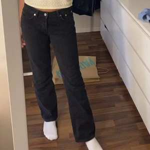 Mid waist jeans - Säljer dessa snygga jeans från weekday i modellen Pin. De är medelhöga i midjan med raka ben. Sparsamt använda med inga synliga tecken på slitage💗