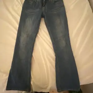 Utsvängda blåa jeans i bra kvalitet
