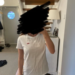 Vit Levi’s t-shirt - En vit stilren t-shirt.  Snygg och passar till allt, i princip oanvänd.