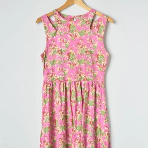 Blommig klänning i bomull från Asos (38) - Blommig klänning i bomull från Asos i storlek 38. Fin cut out detalj på axelbanden. Fin rygg med knäppning. Fint skick men tvättpåverkad. Inga fläckar eller hål.  ✨Rökfritt hem ✨Katt finns i hemmet ✨Tvättar parfymfritt 