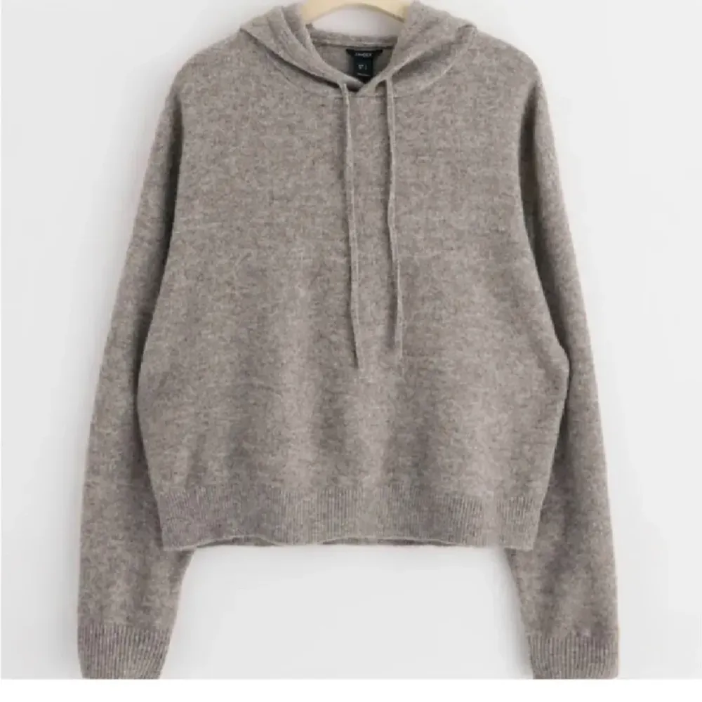 Säljer min stickade hoodie från lindex i storlek M, fint skick och nyligen köpt💕. Hoodies.