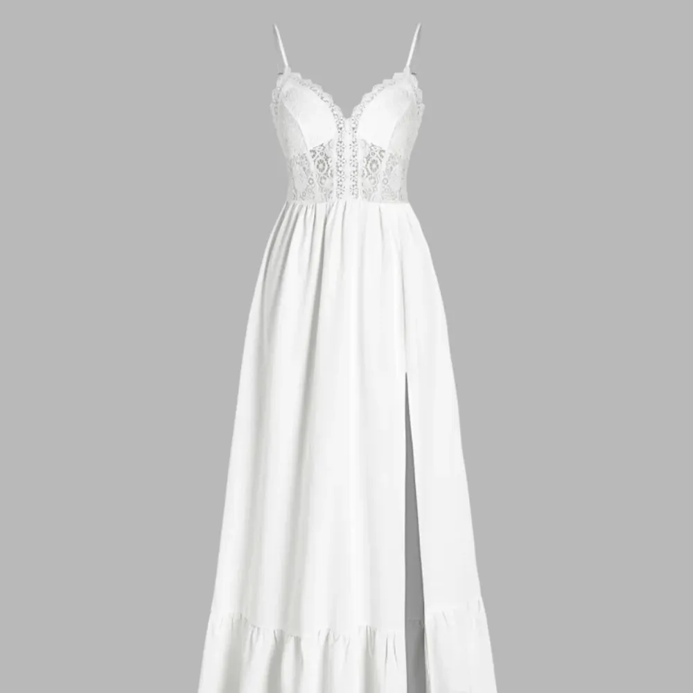 En vit klänning i stl XL/42 perfekt till studenten, aldrig använd, säljes pga hittade annan. Köparen står för frakt . Klänningar.