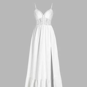 En vit klänning i stl XL/42 perfekt till studenten, aldrig använd, säljes pga hittade annan. Köparen står för frakt 