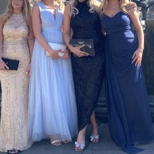 Balklänning från revolve  - Nu säljer jag min balklänning från revolve. Endast använd 1 kväll🪩. Ny pris ca 4000 så den är i väldigt fint material. Hör gärna av dig om frågor🩵