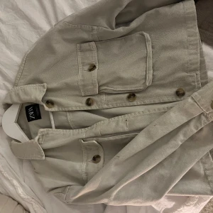 Grön jeansjacka från zara - Grön snygg jeansjacka från zara bra skick, köp! Hör av vid fler bilder🙌🏻