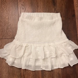 Volangkjol - Super fin volangkjol💕 jätte bra skick, knappt använd! Passar s som m. Skriv för fler bilder eller frågor🙌🏻pris kan diskuteras vid snabb affär🤝