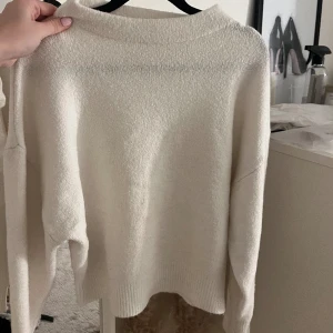 Vit stickad från xara - Jätte fin vit stickad tröja från zara, går in lite vid midjan. Använt några gånger men inga defekter. Storlek s 