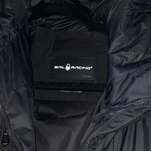 Svart Sail Racing Vinter Jacka  - En Svart Sail Racing Jacka Ifrån Pondus , Inte För Tjockt Material Eller Tunt , Helt Okej Material , Använt Ett Par Gånger