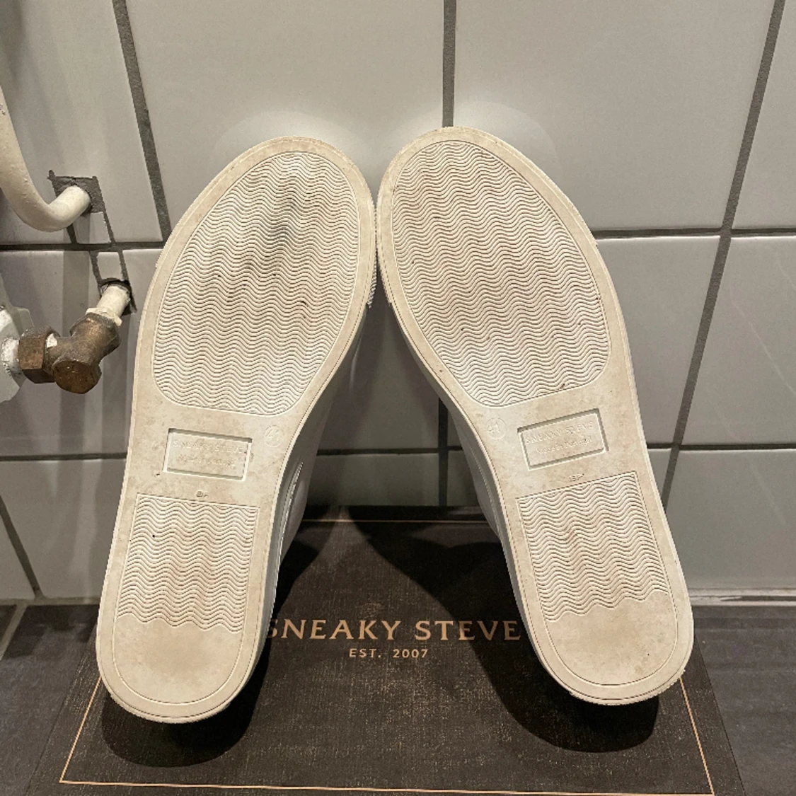 Sneaky Steve skor - 90