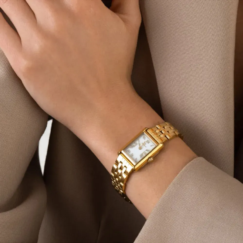 Säljer denna världens finaste klocka från mockberg som passar till allt och gör alla outfits så snygga❤️❤️❤️😍😍😍😍boxen finns kvar och extra guld saker så man kan justera storleken. Övrigt.