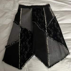 Vintage kjol med fina detaljer som inte kommer till användning. Den är i väldigt bra skick. Skicka gärna om du har frågor! Priset kan diskuteras☺️