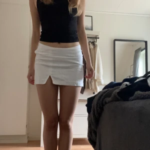 Kjol - En lågmidjad linnekjol från hm. Aldrig använd!💕
