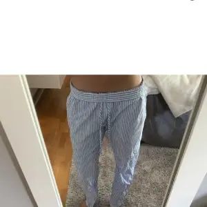 säljer mina randiga pyjamasbyxor.  jätte fina och sköna i stil xs!! tryck gärna på köp nu!