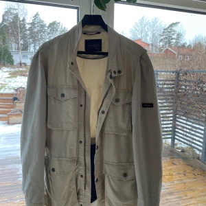 Morris Jacka - Beige tunn jacka från Morris. Passar perfekt till våren som kommer snart. Nypris 1999:-