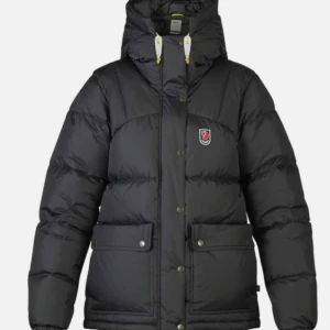 fjällräven jacka 💗💗 - säljer denna fjällräven jacka i storlek m. Inga hål eller likande, köpt begagnad men endast testad hos mig. 3dje bilden lånad. Väldigt lik modellen från de två första bilderna, endast någon liten olikhet. Nypris 6999 -: 💗 använd gärna köp nu 