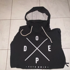 Dopesnow skidjacka - Skidjacka från Dopesnow. Skick 8/10 använd fåtal gånger. Storleken är XS men stor i passformen så skulle nog säga S kanske M. Nypris 1 600kr, mitt pris 600kr. Bara att höra av sig vid funderingar!😊