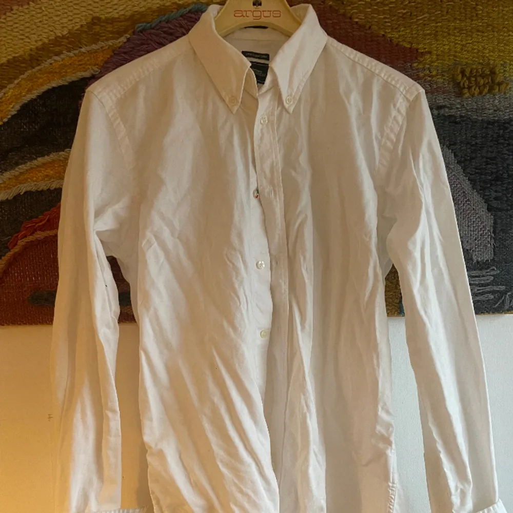 Vit skjorta från boomerang, vanlig vit skjorta, rätt så casual att ha om du är grisch, bra kvalite och snygg passform. Skjortor.