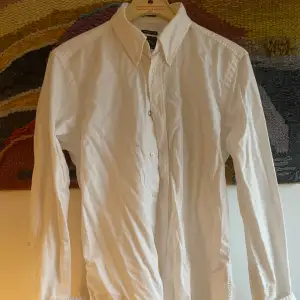 Vit skjorta från boomerang, vanlig vit skjorta, rätt så casual att ha om du är grisch, bra kvalite och snygg passform